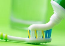 Эксперт рассказала об опасности и обмане зубных паст